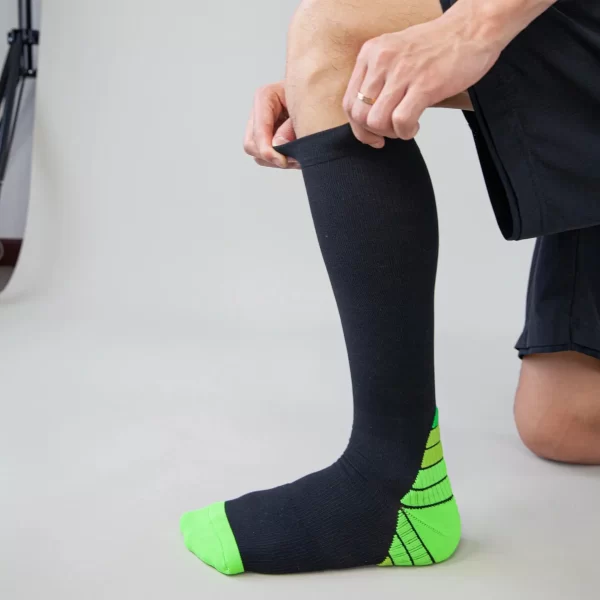Kit 3 Meias Desportivas de Compressão para Futebol e Corrida - Imagem 4
